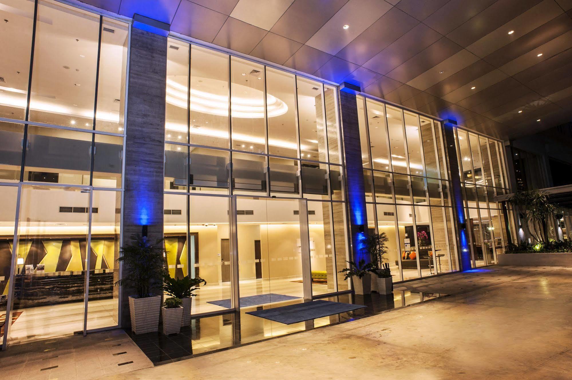 Holiday Inn Express Surabaya Centerpoint By Ihg Esterno foto