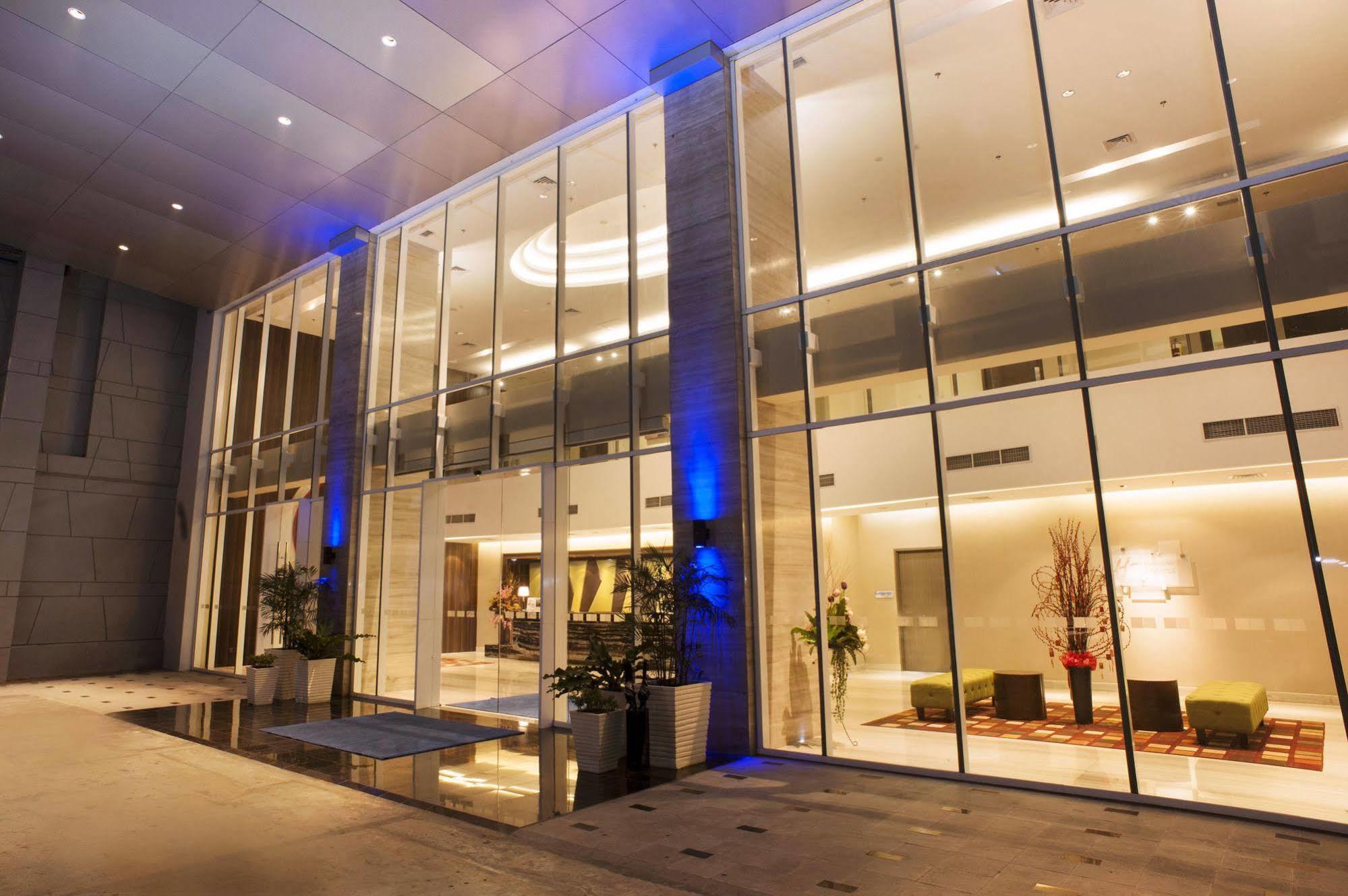 Holiday Inn Express Surabaya Centerpoint By Ihg Esterno foto