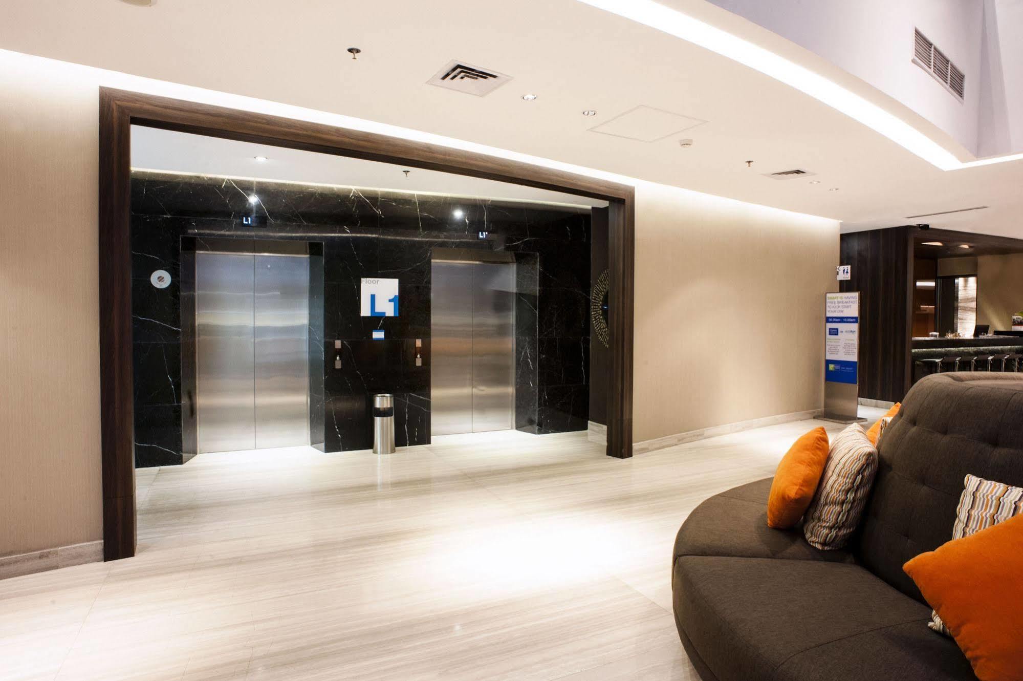 Holiday Inn Express Surabaya Centerpoint By Ihg Esterno foto