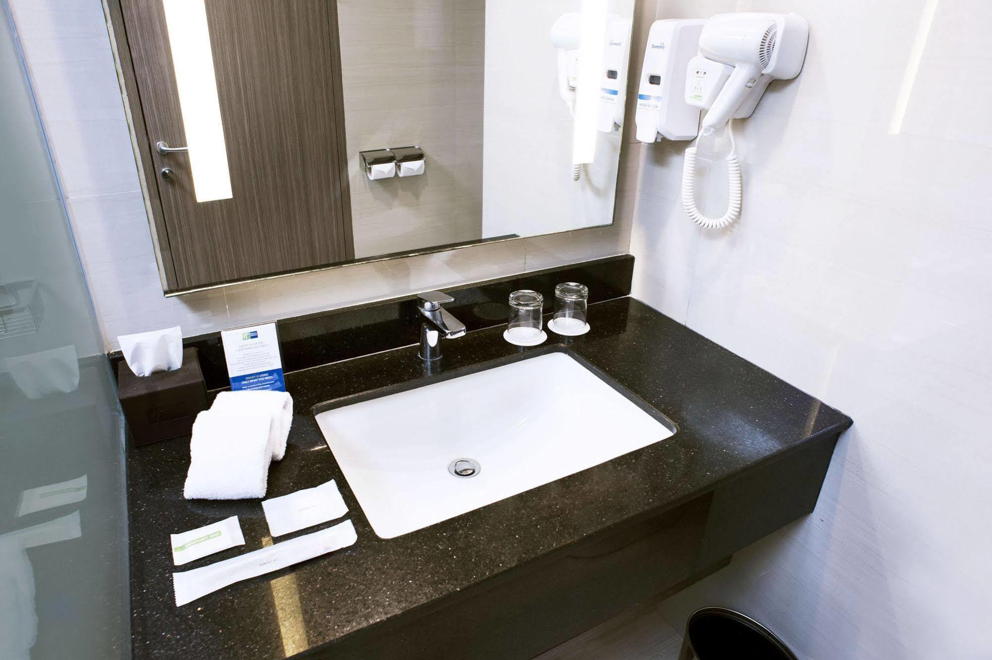 Holiday Inn Express Surabaya Centerpoint By Ihg Esterno foto