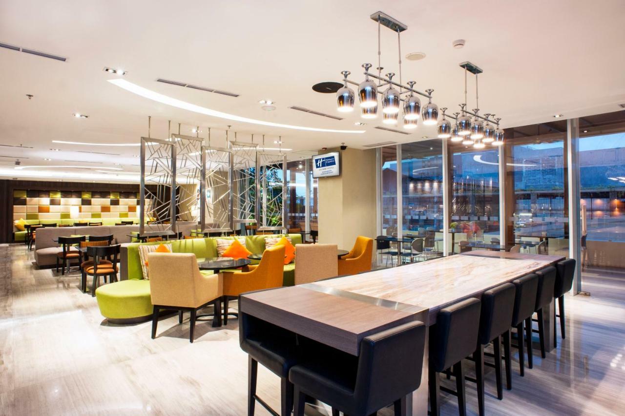 Holiday Inn Express Surabaya Centerpoint By Ihg Esterno foto